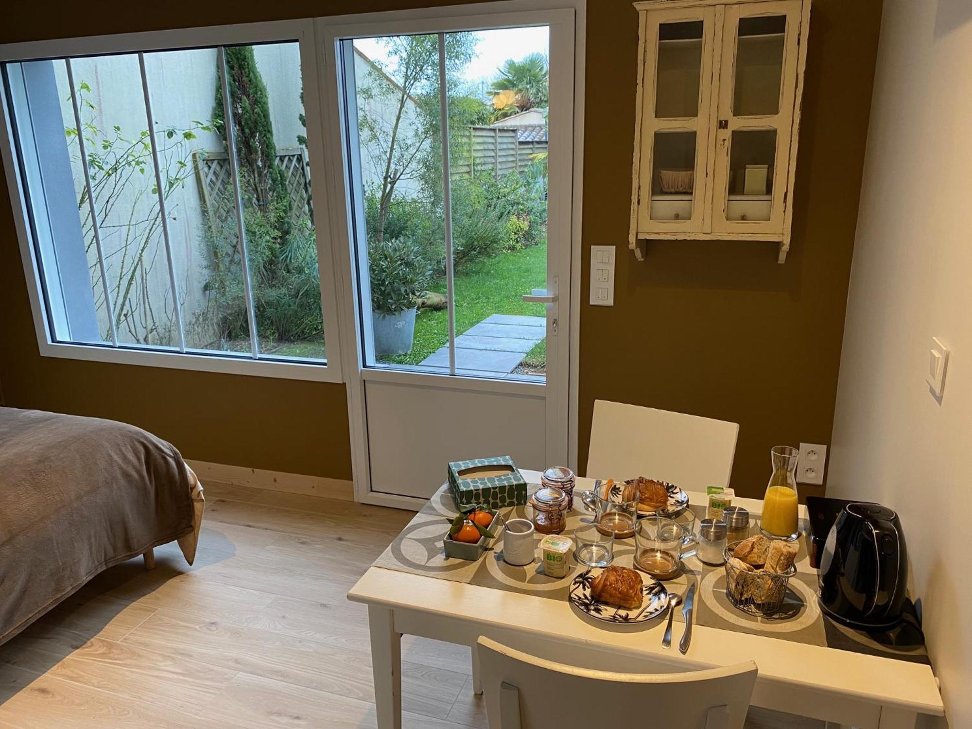 Maison M, Chambre Privee Acces Jardin Piscine Et Jacuzzi Pres De La Rochelle La Rochelle  Pokoj fotografie